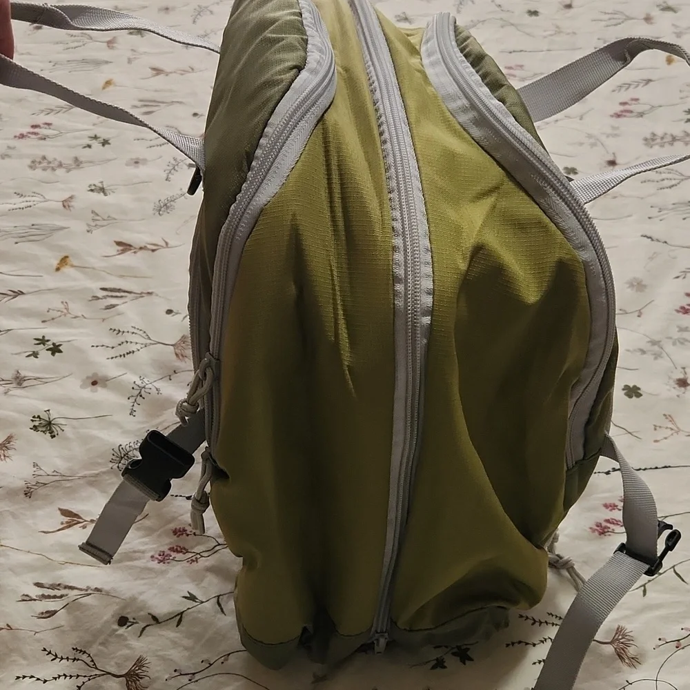 ***SALE 3 for $20*** Kelty Green Picnic Cooler - Picture 5 of 10